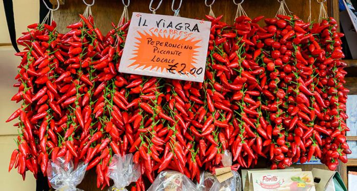 Capsicum-Peperoncino-piccante-Il-Viagra-Calabrese-696x374.jpeg