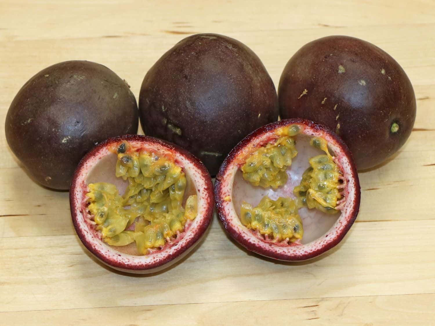 maracuja-passiflora-frutto-passione-frutto-pianta-esotica-italia-bio-aksxter.jpeg
